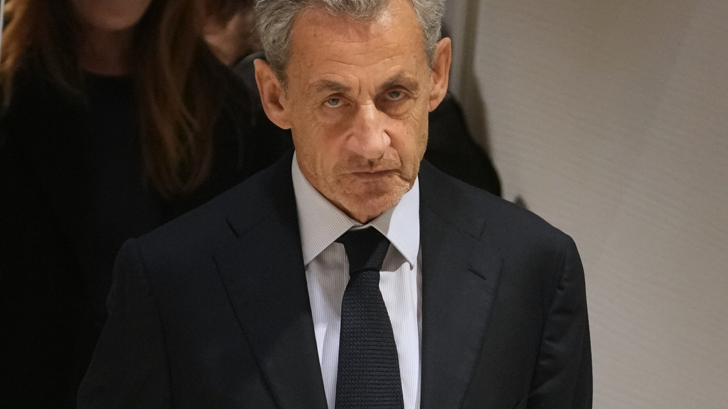 La cella di Sarkozy: 9 metri (con frigo)