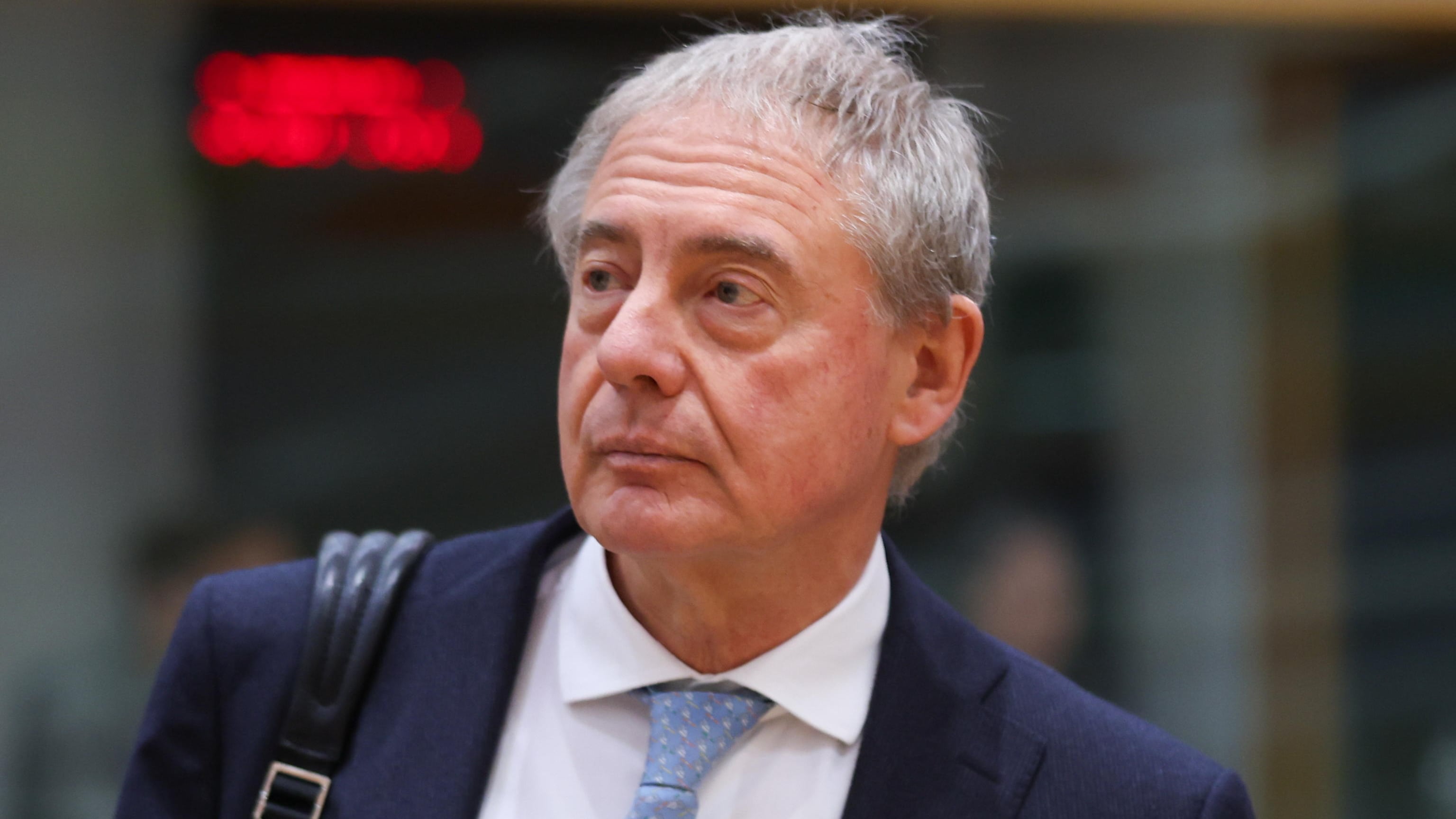 StM manterrà le fabbriche in Italia. Urso chiede un impegno a investire