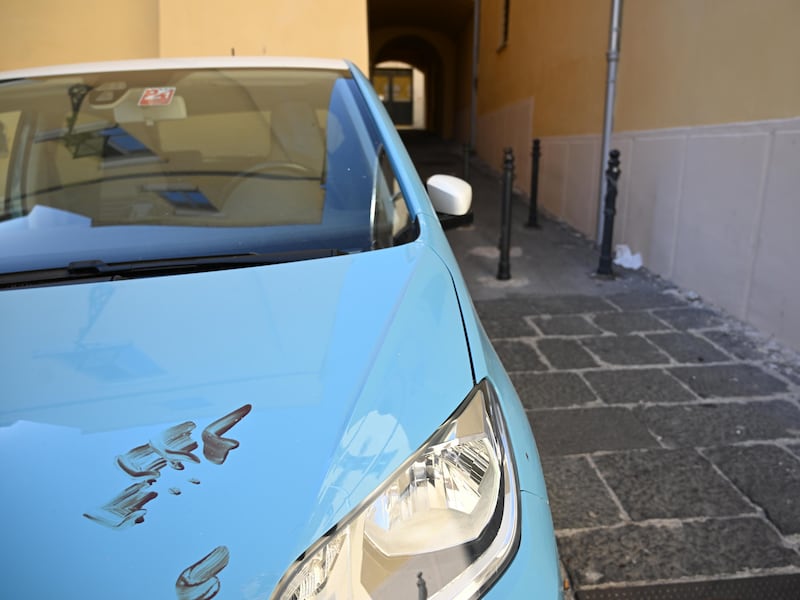 Ragazza di 20 anni accoltellata alle spalle a Salerno, è giallo: caccia all’aggressore