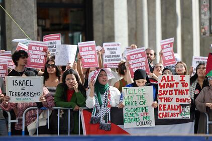 Proteste pro Palestina alla Vuelta, tensioni e cariche: ecco le immagini degli scontri di Madrid 26