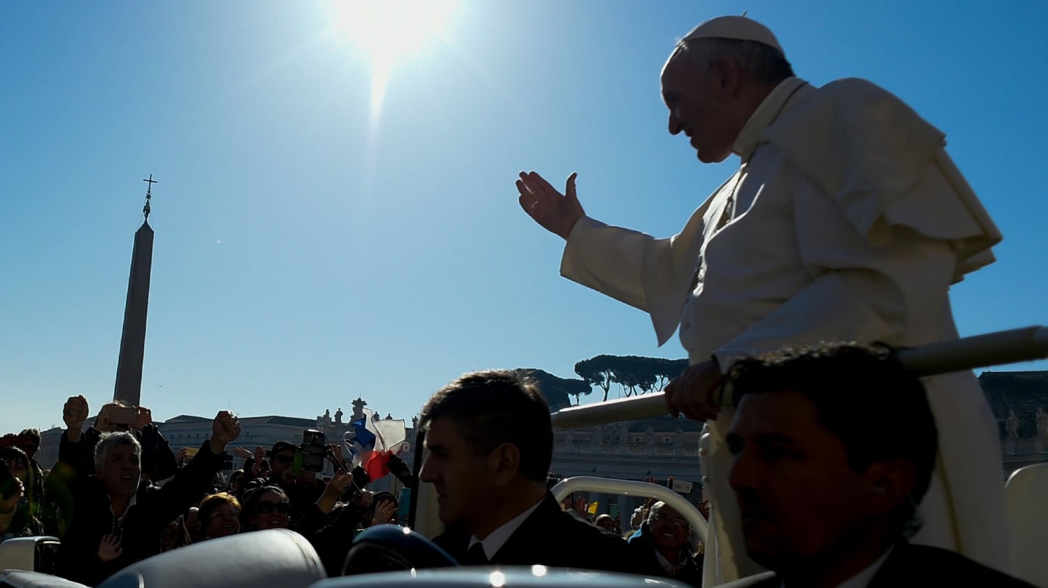 La Le Pen bacchetta il Papa: "Non si immischi sui migranti"