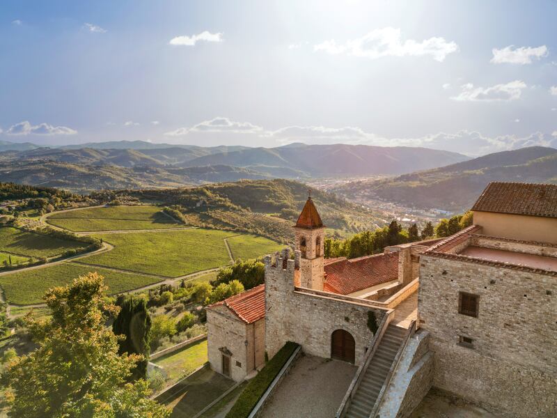Veduta del Castello di Nipozzano, affacciato sulle coltivazioni di viti e ulivi della Tenuta Frescobaldi