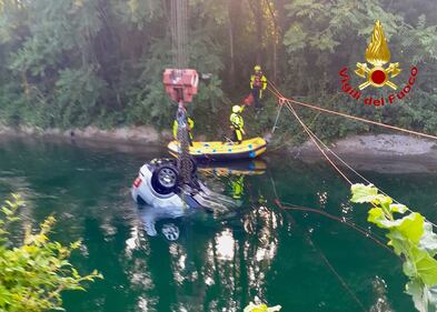 Senago, auto con 9 ragazzi finisce nel canale: morti tre 17enni - FOTO  1