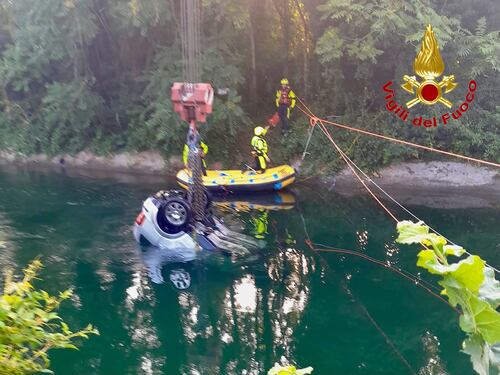 Senago, auto con 9 ragazzi finisce nel canale: morti tre 17enni - FOTO