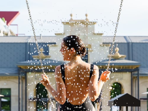 Il rito dell’acqua: a Milano si torna a un tempo antico e l’estate ritrova il suo fresco