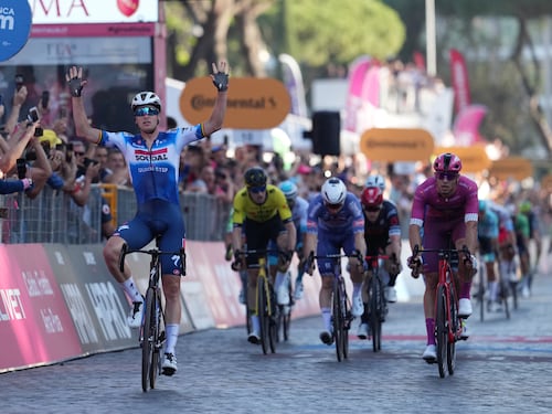 Giro, Milan rimonta un minuto nel finale ma è bruciato da Merlier in volata