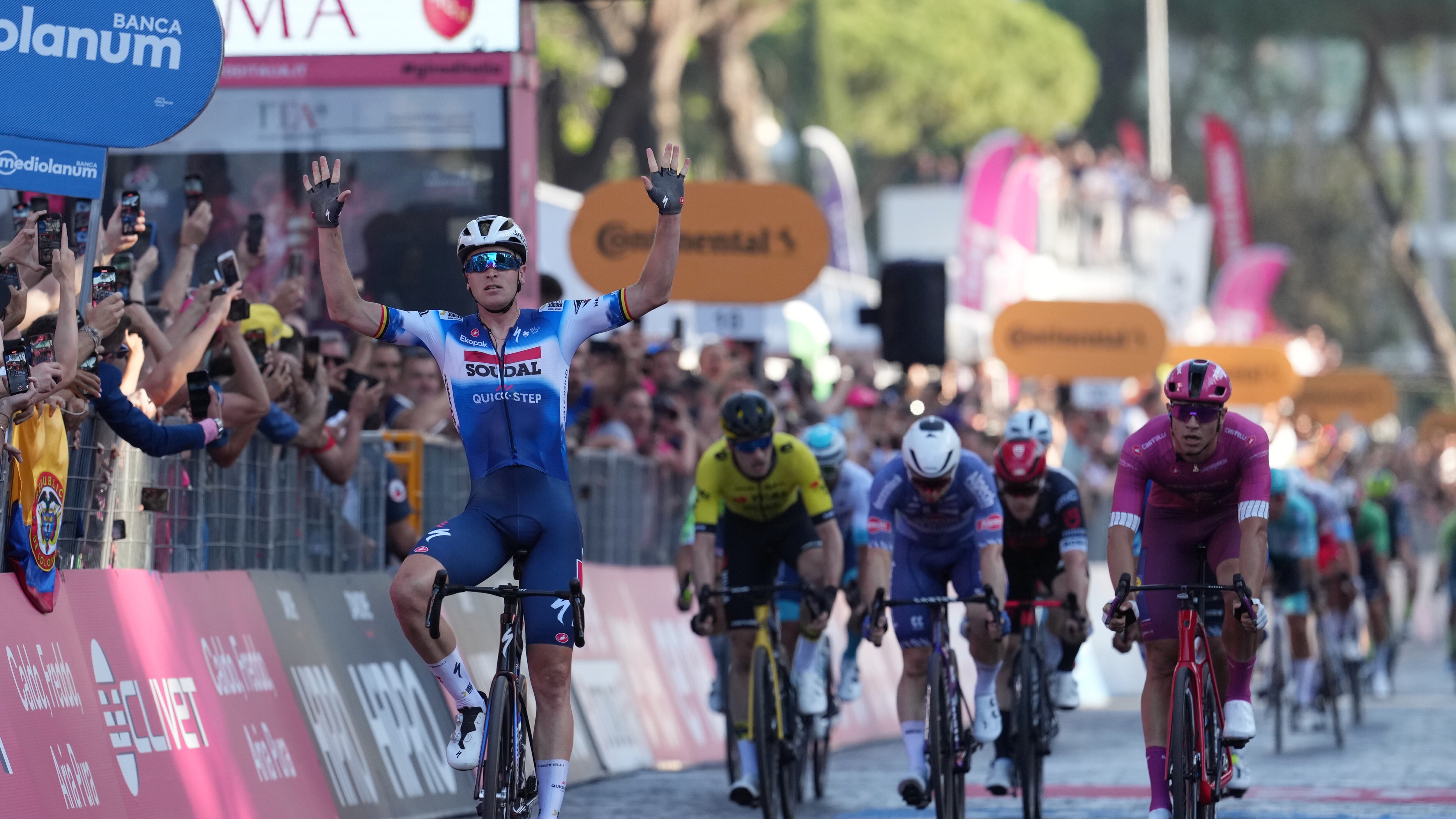 Giro, Milan rimonta un minuto nel finale ma è bruciato da Merlier in volata