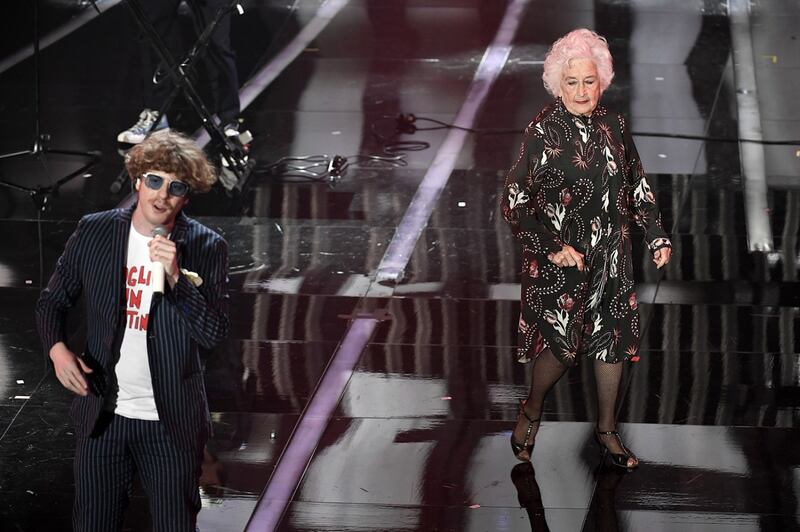 Sanremo, "Lo Stato Sociale" e la "vecchi che balla" 9