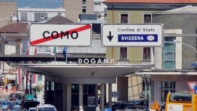 Cerca di attraversare il confine Italia-Svizzera senza dichiarare 150mila euro
