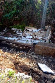 Il maltempo fra crollare un'ala del cimitero: le bare nel torrente 2