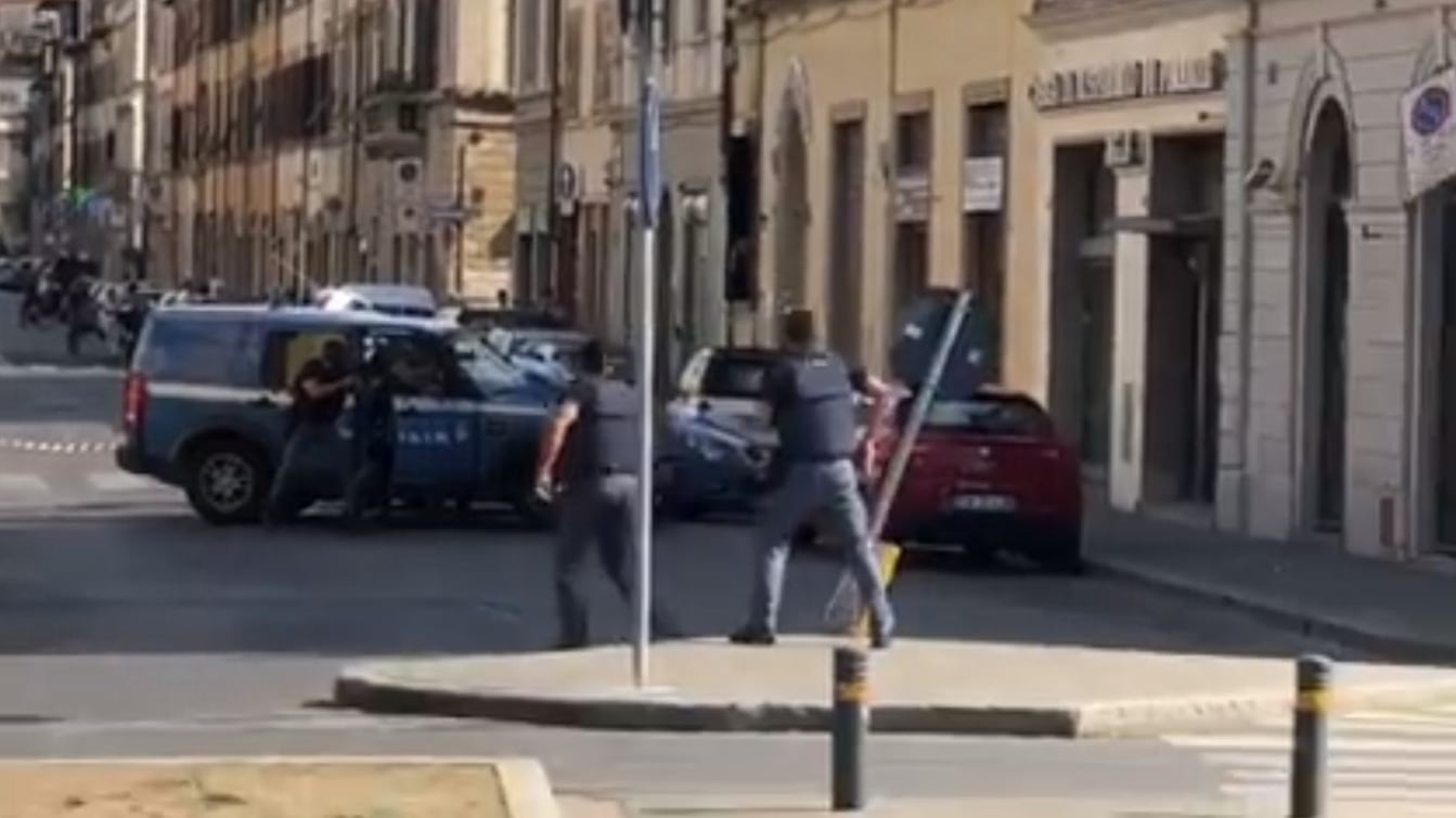Firenze, minaccia una donna con la pistola. Caccia all'uomo all'Isolotto