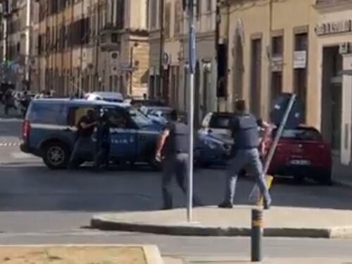 Firenze, minaccia una donna con la pistola. Caccia all'uomo all'Isolotto