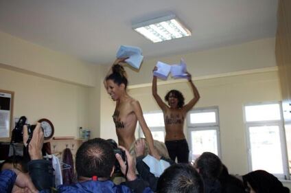 Femen, protesta a seno nudo contro Erdogan 1
