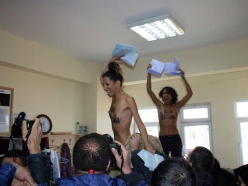 Femen, protesta a seno nudo contro Erdogan