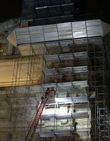 Milano, un uomo si arrampica sulla facciata della stazione Centrale 8