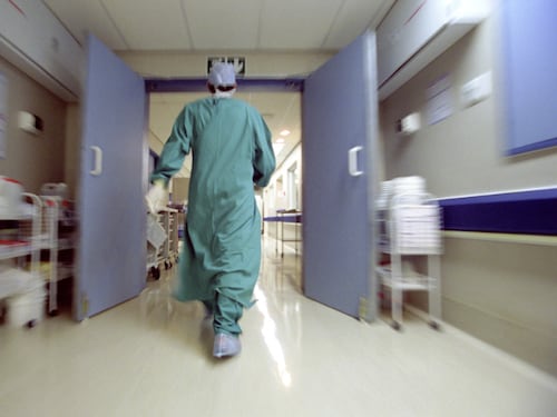 Infermiera cade dalle scale e schiaccia neonato