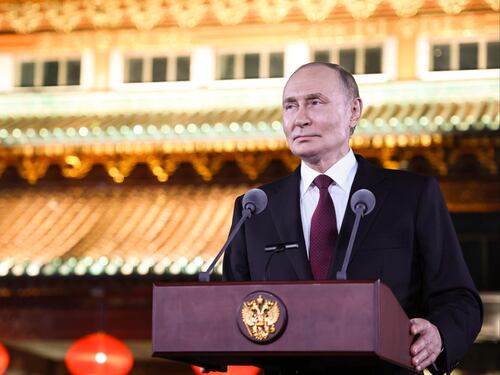 Putin sfida Zelensky: "Incontro a Mosca". Xi: "L'Ovest scelga tra pace e guerra"