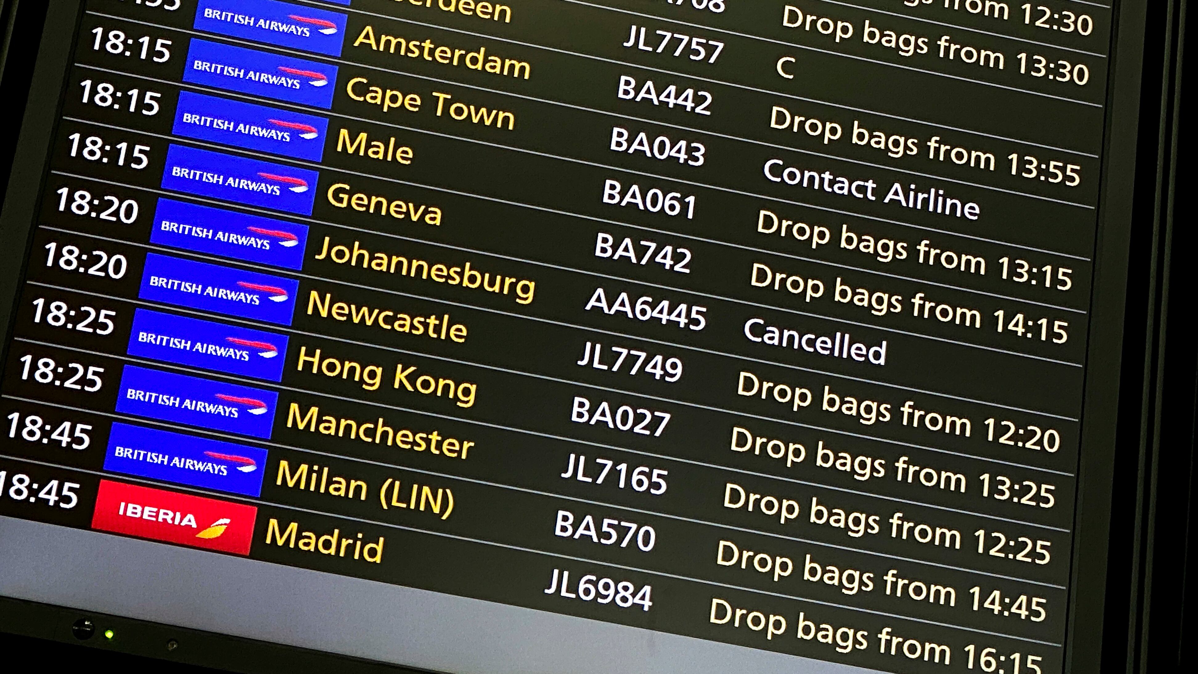 "Sbarcati 61 passeggeri positivi". In aeroporto è allarme Omicron