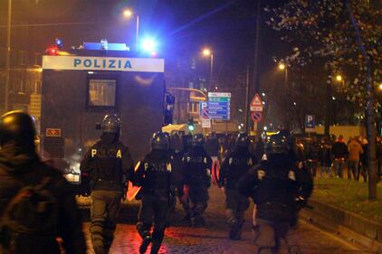 Scontri davanti a San Siro prima di Milan-Ajax 4