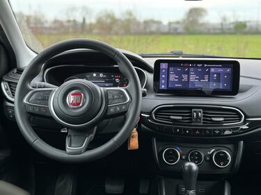 Fiat Tipo Hybrid Cross: guarda la gallery della berlina ibrida italiana 15