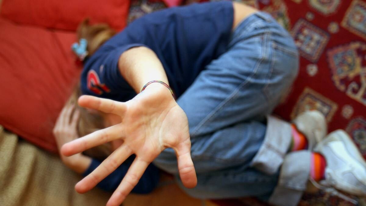 Filmava gli abusi sul figlio dell'amica: i video inviati sul web, l'ombra della rete di pedofili