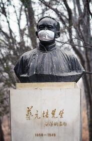 Pechino protesta: maschere anti-smog sulle statue 2