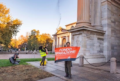 Gli eco-vandali di Ultima Generazione imbrattano l'Arco della Pace 3