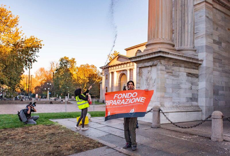 Gli eco-vandali di Ultima Generazione imbrattano l'Arco della Pace 3