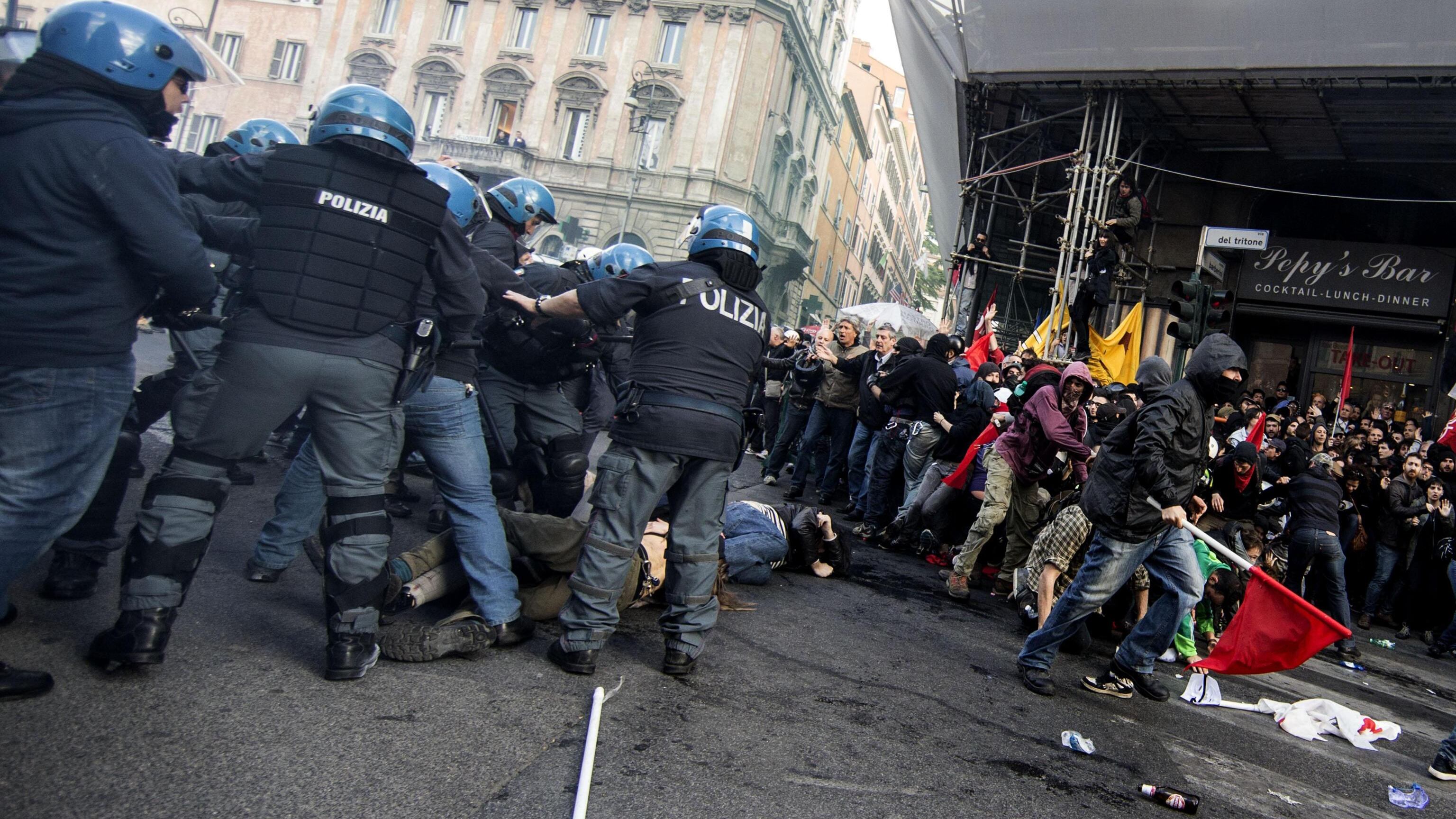 Feriti, insultati e sotto accusa: c'è un piano contro i poliziotti