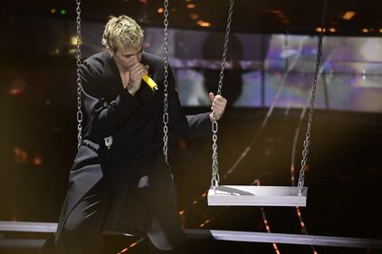 Sanremo 2024: ecco il look della finalissima del Festival di Mr.Rain 2