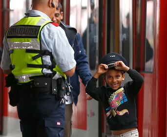Monaco, il regalo del poliziotto al bimbo siriano 2