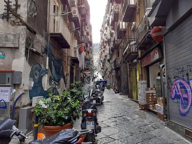 Emergenza coronavirus, strade e piazze di Napoli vuote 5