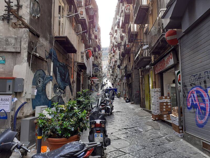 Emergenza coronavirus, strade e piazze di Napoli vuote 5