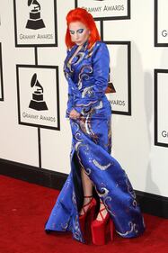 Lady Gaga: capelli rosso fuoco per i Grammy 2016. Foto 5