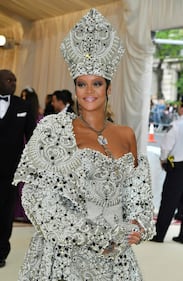 Met Gala 18: Rihanna con la mitra e Madonna con la veletta 8