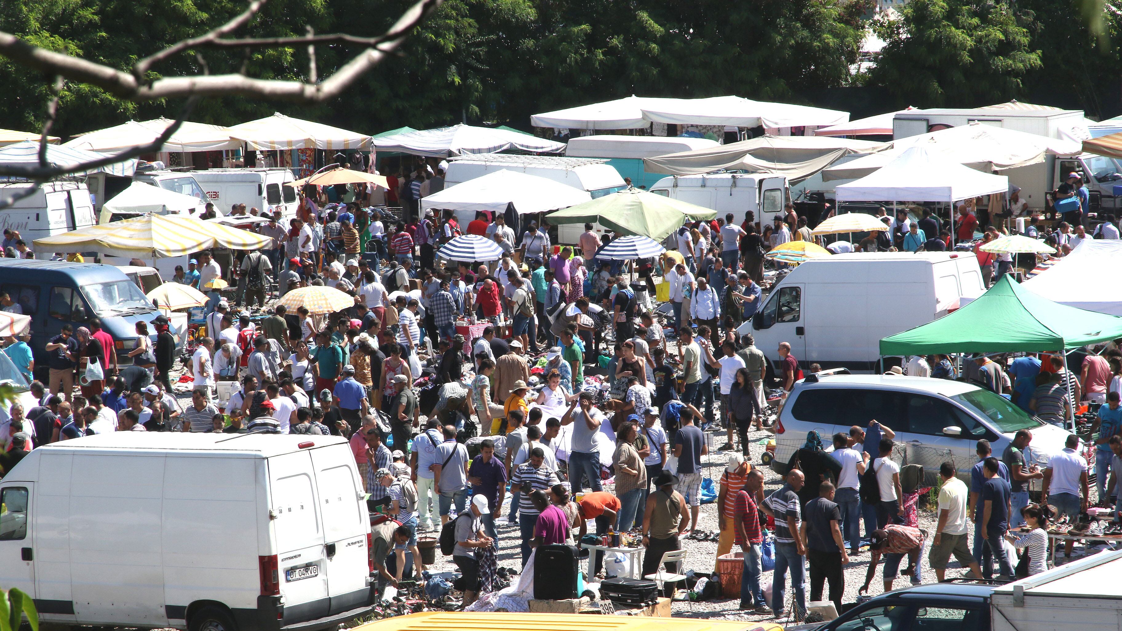 Mercato-suk in viale Puglie. La protesta: "Ora chiudetelo"