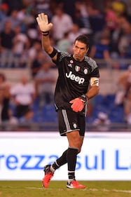 Ilaria D'Amico e Gigi Buffon, passione in piscina e pancino sospetto 12