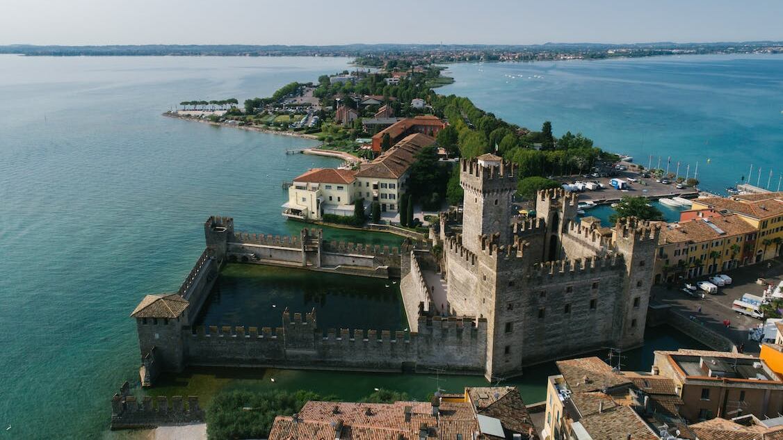 Troppi ingorghi di pedoni. Ecco a Sirmione gli "street tutor"