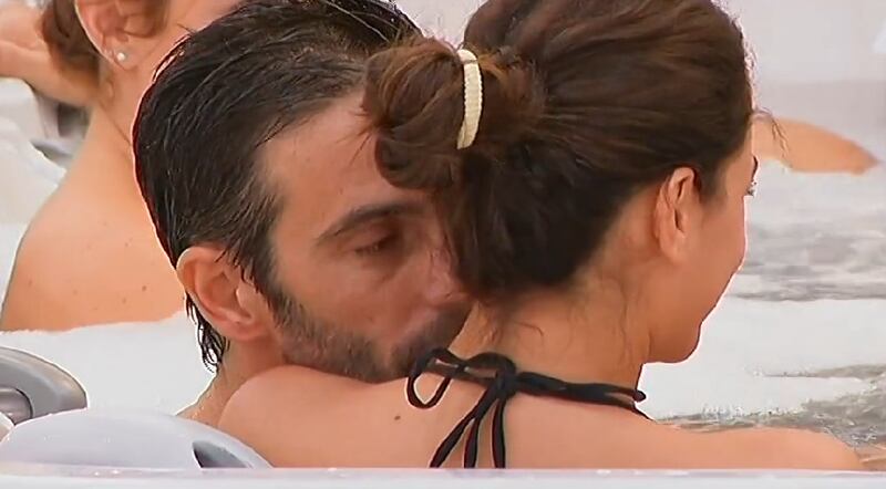 Grande Fratello 14, baci e nudi bollenti nell'idromassaggio 2