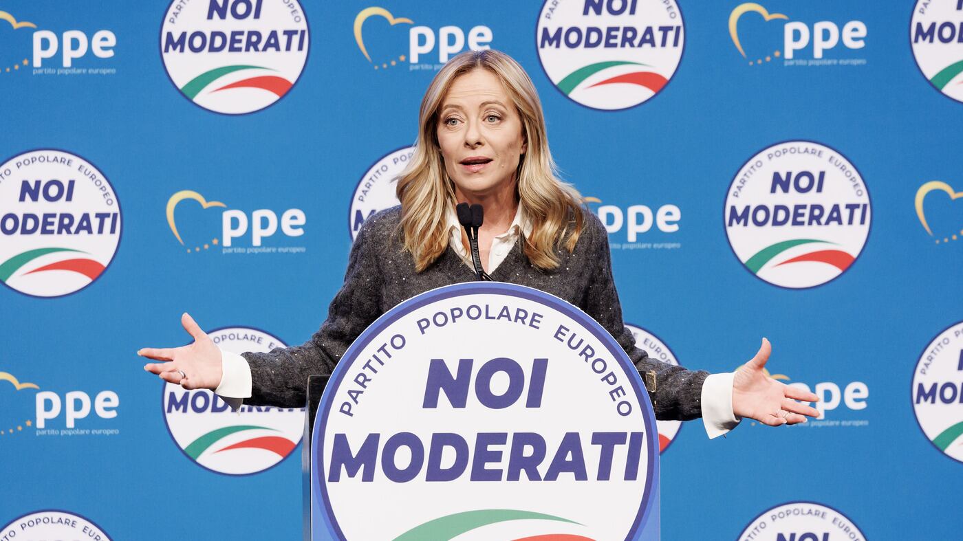 Meloni: "Il premierato assicura stabilità. Lo facciamo per tutti". Atreju, rissa Pd-M5s