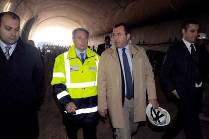 L'assessore Del Tenno alla guida dell'escavatore 14