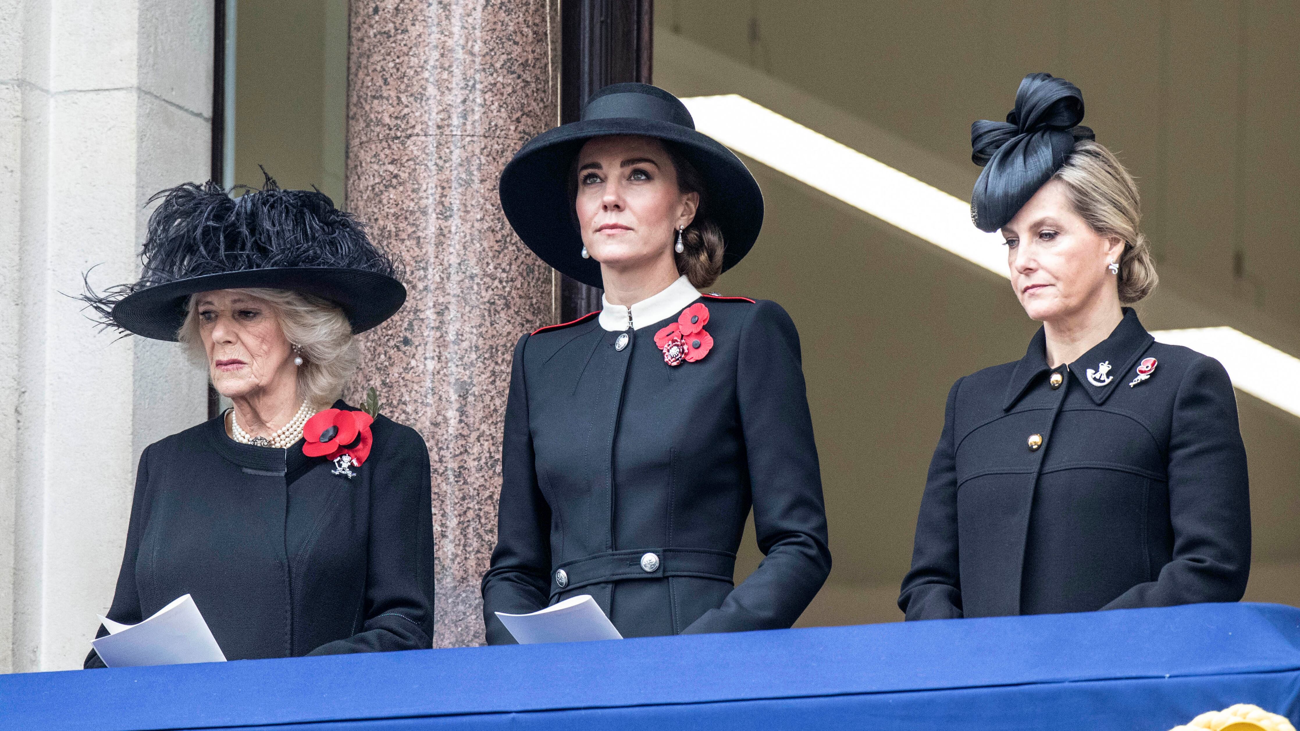 I malanni della Regina: salta l'evento per i caduti. Kate prende il suo posto