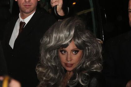 Milano, i fan di Lady Gaga davanti al Park Hyatt 1