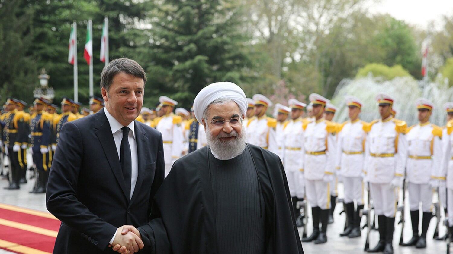 Iran, Renzi in visita ufficiale: la stretta di mano con Rohani