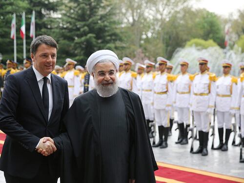 Iran, Renzi in visita ufficiale: la stretta di mano con Rohani