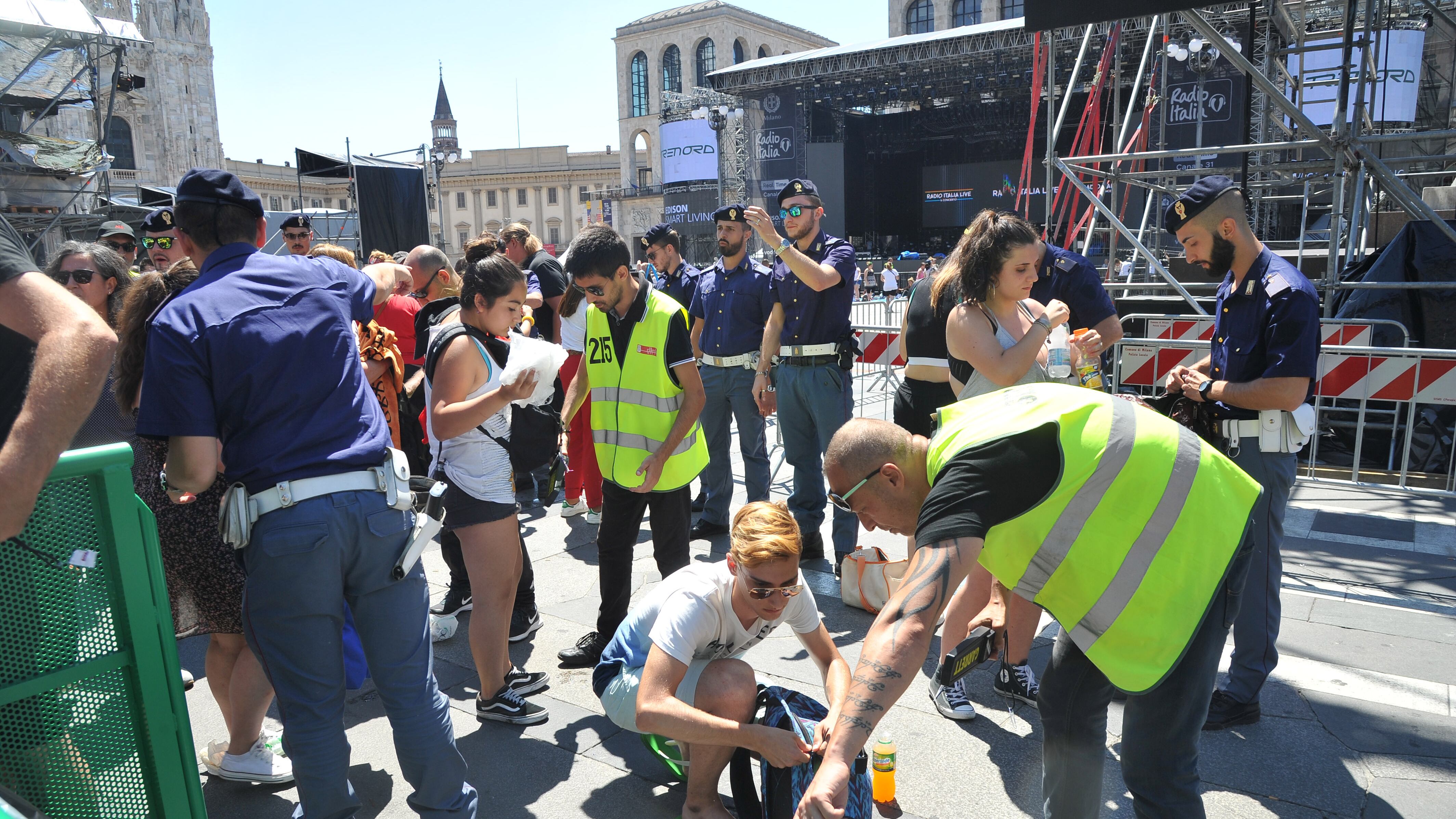 Istruzioni dal palco alla platea di ragazzini Manca solo un "allacciatevi le cinture"