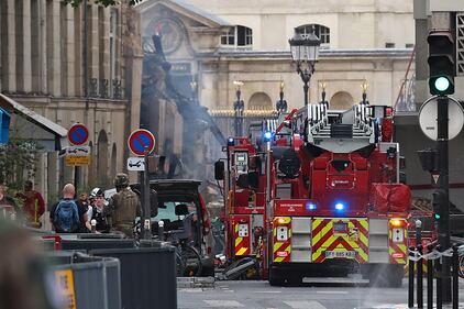Violenta esplosione a Parigi: crolla la Paris American Academy 6