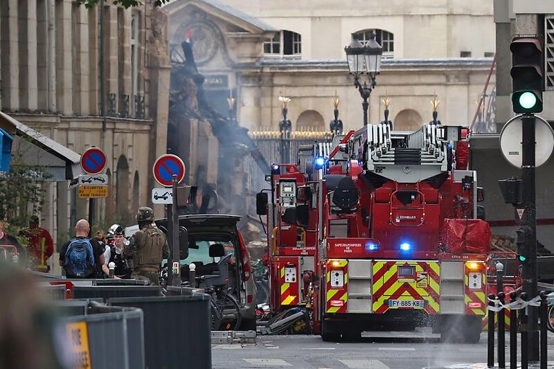 Violenta esplosione a Parigi: crolla la Paris American Academy 6