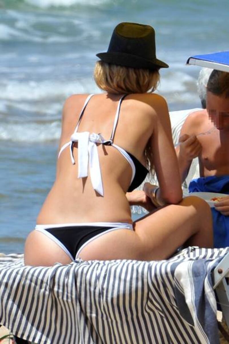 Ilary Blasi, le foto più sexy 24