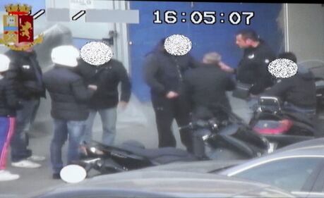 Milano, arrestato il poliziotto pusher in affari con gli spacciatori 10